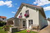 Hausseite mit Balkon & Garten - 