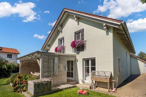 Hausseite mit Balkon & Garten - 