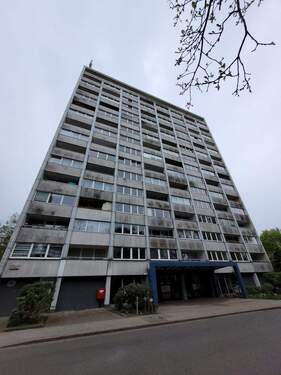 Hausansicht - Wohnung mit Balkon, kleiner Einbauküche & Stellplatz sucht neuen Mieter