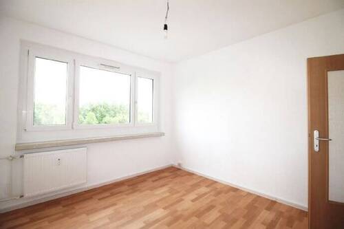 Wohnzimmer mit großem Fenster - 