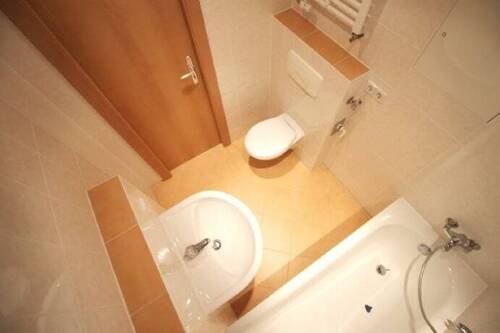 Bad mit Wanne und Handtuchwärmekörper - Etagenwohnung mit 38,00 m&sup2; in Flöha zur Miete