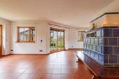 Kachelofen mit Ofenbank - 7 Zimmer Einfamilienhaus in Engelsberg