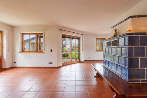 Kachelofen mit Ofenbank - 7 Zimmer Einfamilienhaus in Engelsberg