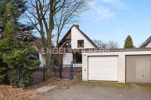 Hausansicht mit Garage - 5 Zimmer Einfamilienhaus zum Kaufen in Norderstedt