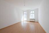 Zimmer - Bezugsfrei: Großzügig geschnittene 2-Zimmer-Wohnung mit Terrasse & Balkon im beliebten Weitlingkiez
