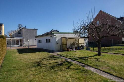 Rückansicht auf Haus und Garage - 