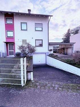 Eingang und Garage - 