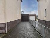 Zufahrt zur Garage - Mehrfamilienhaus, Wohnhaus mit 250,00 m&sup2; in Seelze zum Kaufen