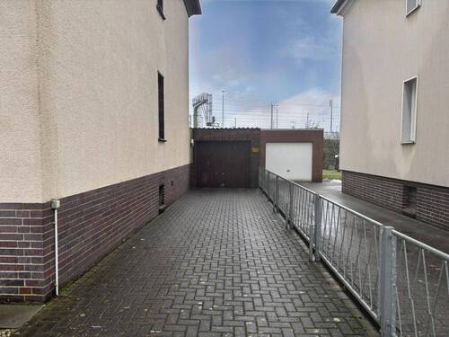 Zufahrt zur Garage - Mehrfamilienhaus, Wohnhaus mit 250,00 m&sup2; in Seelze zum Kaufen