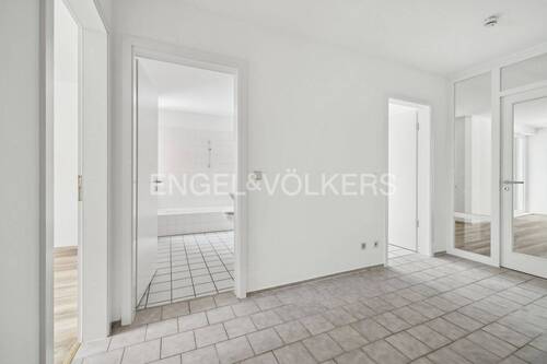 Flur mit Blick auf Bad und Küche - Etagenwohnung mit 85,00 m&sup2; in Ahrensburg zum Kaufen