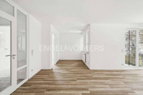 Essbereich im Wohnzimmer/Zimmer 1 mit Durchgang zur Küche - 