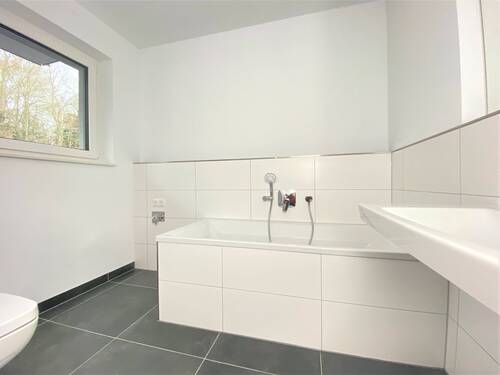 Tageslicht Bad mit Wanne - 