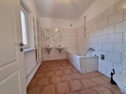 Blick zum Badezimmer - 