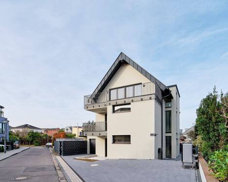 Straßenansicht - NEU: TOP geschnitten trifft tolle Lage im 1. Obergeschoss ++ Balkon++Stellplatz++