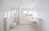 Geräumige Badezimmer mit tollem Design - 