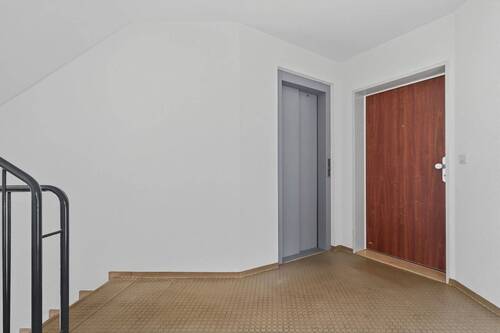 Wohnungseingang & Aufzug - 