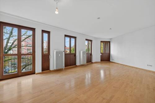 Wohnzimmer - Lichtdurchflutete 2-ZKB-Wohnung mit Balkon & TG-Stellplatz - Ihr neues Zuhause in der Karlsruher Oststadt