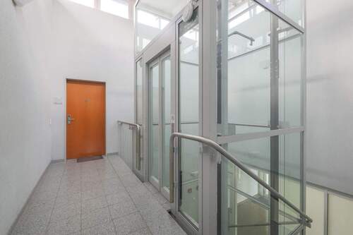 Treppenhaus mit Aufzug - 