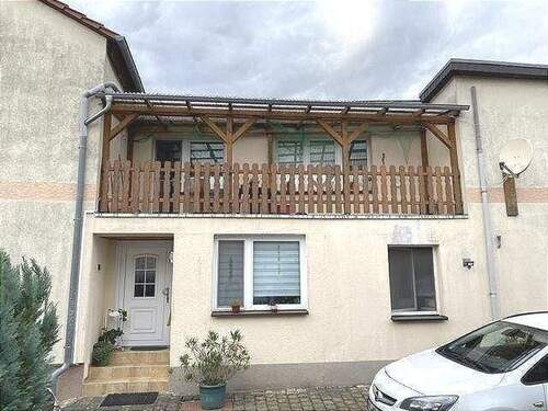 Eingang zum Haus und Balkon - 6 Zimmer Einfamilienhaus in Eisleben