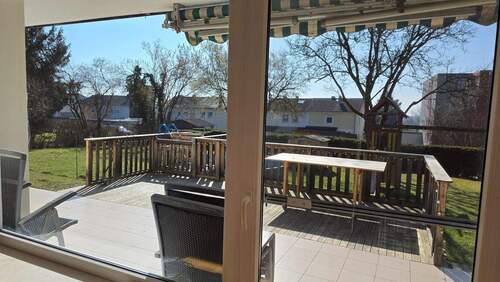 EG Blick aus dem Wohnzimmer auf die Terrasse mit Pool - Mehrfamilienhaus, Wohnhaus mit 200,00 m&sup2; in Neuhaus am Inn zum Kaufen