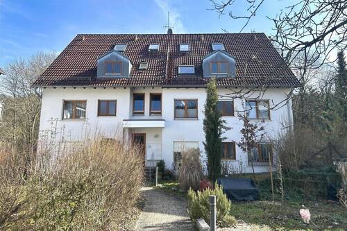 Hausansicht - Freie 3-Zi.-EG-Whg. mit Blick ins Grüne, Balkon, EBK, Parkett, Bj. ca. 1996, TG-Stellplatz