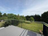 Großer Balkon mit Gartenblick - 