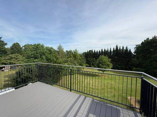 Großer Balkon mit Gartenblick - 
