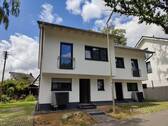Hausansicht - Energieeffizientes Neubau-Doppelhaus in idyllischer Lage!