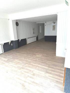 Raum von der Straße aus - Gewerbefläche in Adelebsen vielseitig nutzbar