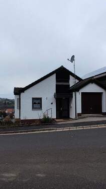 Eingang mit Garage - Sonnige Aussichtslage mit Weitblick - Reiheneckhaus mit Galerie, Studio und großem Garten in Happurg