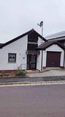 Eingang mit Garage - 5 Zimmer Reihenendhaus zum Kaufen in Happurg