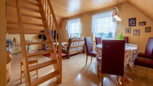 Wohnzimmer DG mit Geschosstreppe zum Spitzboden - 