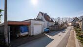 Seitenansicht mit Garage und Stellplatz - 