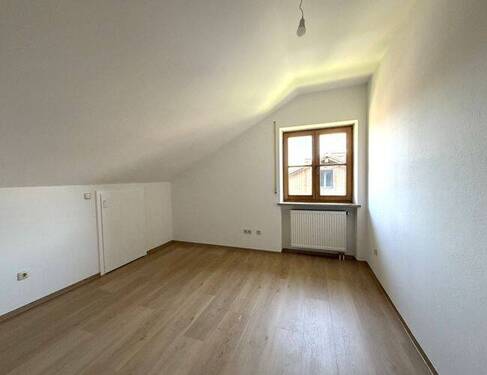  Schlafen 1 - Etagenwohnung mit 82,00 m&sup2; in Großweil zur Miete