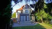Das Haus wurde zum Garten hin in zwei Schritten erweitert - Absolute Seltenheit! Freistehendes Einfamilienhaus mit modernem Anbau in der begehrten Westvorstadt