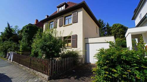 Ende der 60er Jahre wurde an der Nordseite eine Garage angebaut - Einfamilienhaus mit 158,60 m² in Weimar zum Kaufen