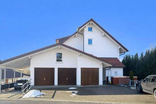 Außenansicht Eingang - Gepflegte 3,5-Zimmer-Wohnung mit sonnigem Balkon und schöner Aussicht