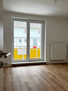 Wohnzimmer mit Balkon - Etagenwohnung mit 60,00 m&sup2; in Flöha zur Miete