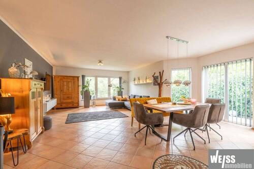 Wohnzimmer mit Blick ins Grüne - 8 Zimmer Einfamilienhaus zum Kaufen in Rimpar