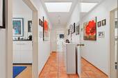 Flur mit Tageslicht-Lichtschacht - 