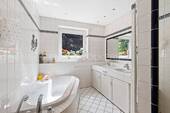 Vollbad mit Doppelwaschbecken und Eckwanne - 