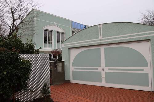 2 Eingang und Garage - 6 Zimmer Einfamilienhaus in München