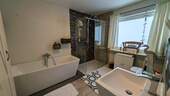 Tageslichtbad mit Wanne und Dusche im Erdgeschoss - 