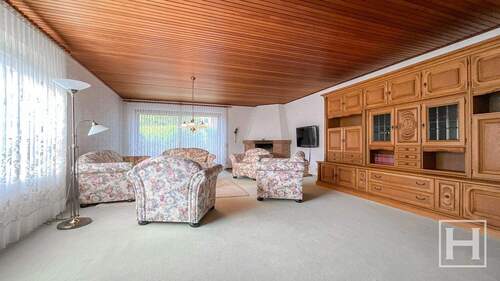 Geräumiges Wohnzimmer mit Kamin - 7 Zimmer Einfamilienhaus zum Kaufen in Henstedt-Ulzburg