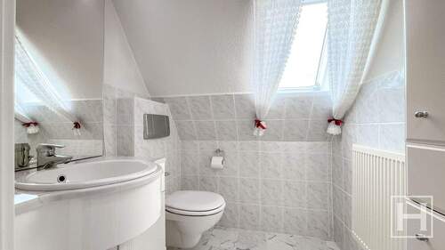Helles Bad mit WC und Waschbecken im Dachgeschoss - 