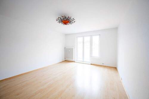 Wohnzimmer.jpg - SCHÖNE LAGE IM GÜNTZELKIEZ - LANDHAUSSTRASSE + 4.OG + 2,5 ZIMMER+BALKONWEST+PKW-STELLPLATZ