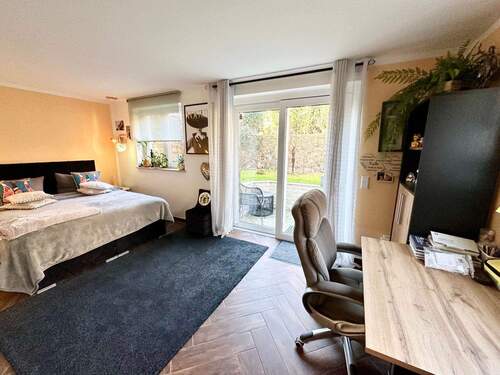 großes Zimmer im ebenerdigen Gartengeschoss - 