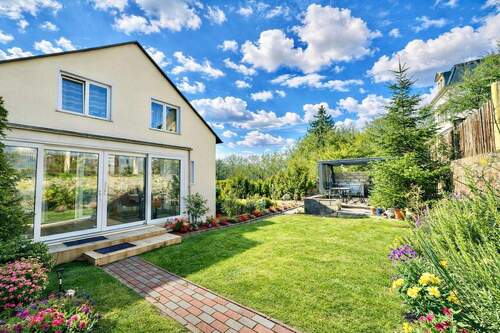 Hausansicht aus dem Garten - * Helles, sehr hochwertig ausgestattetes und neuwertiges Haus in grüner Lage von Radebeul *