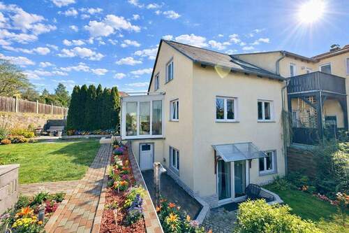 Hausansicht aus dem Garten - 1 Zimmer Mehrfamilienhaus, Wohnhaus in Radebeul