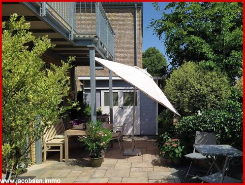 Blick auf die Terrasse mit Gartenhaus - 